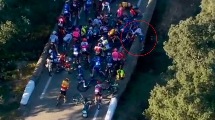 На велогонке во Франции пострадали 30 спортсменов