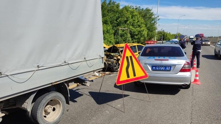 Водитель "Лады" врезался в группу дорожных рабочих в Краснодаре