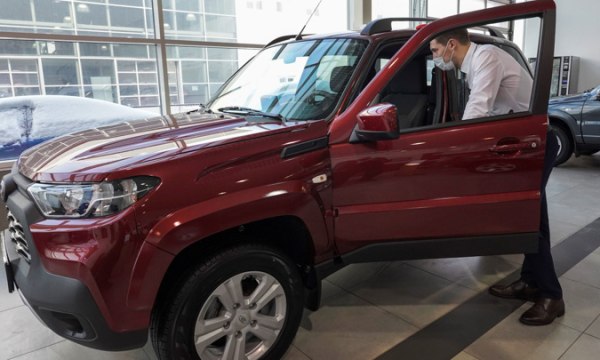 Продажи новых авто в России упали на 60%