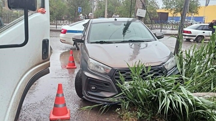 В Астрахани водитель, уходя от погони, врезался в столб