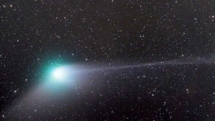 Редкую зеленую комету можно разглядеть в бинокль
