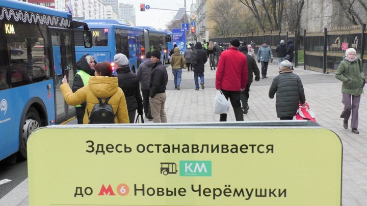 Возле станций московского метро будут раздавать чай и печенье