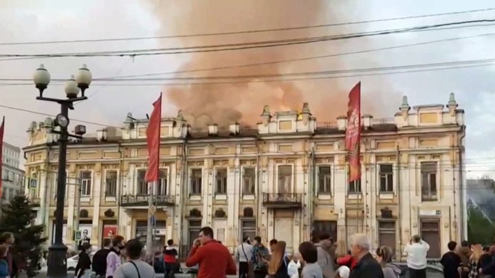 В Иркутске в результате пожара полностью сгорела сцена ТЮЗа