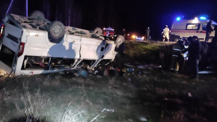На челябинской трассе перевернулся автобус с болельщиками, один человек погиб