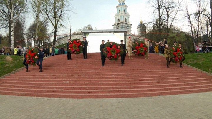 В Костроме в воду Волги спустили венки в память о героях войны