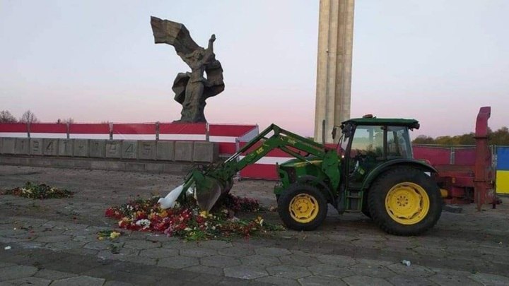 Рижские власти пригнали трактор, чтобы убрать возложенные 9 мая цветы