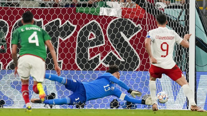 Очоа спас ничью для Мексики в матче с Польшей