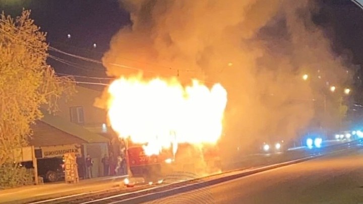 В Новосибирске на ходу загорелся трамвай с пассажирами