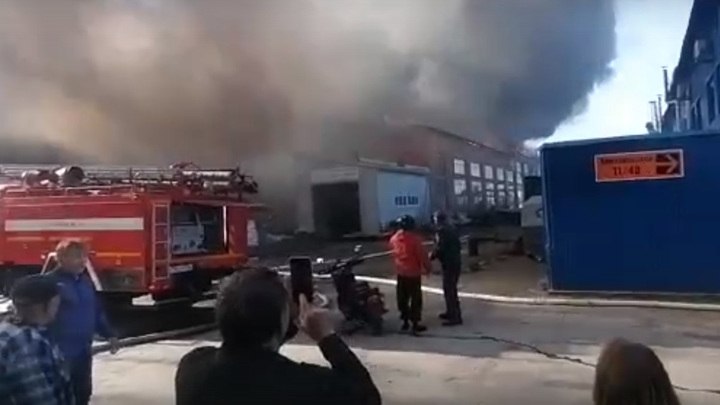 На предприятии в Бердске тушат крупный пожар