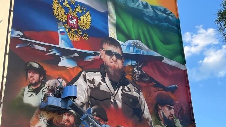 В Грозном появилось изображение Кадырова и чеченских бойцов
