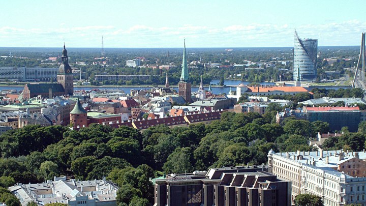 Растет число желающих уехать из Латвии в Россию