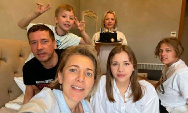 Андрей Мерзликин показал редкое фото с женой и четырьмя детьми
