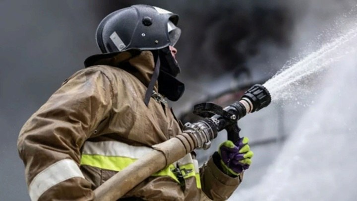 Жилой дом и три хозпостройки горели в Астрахани